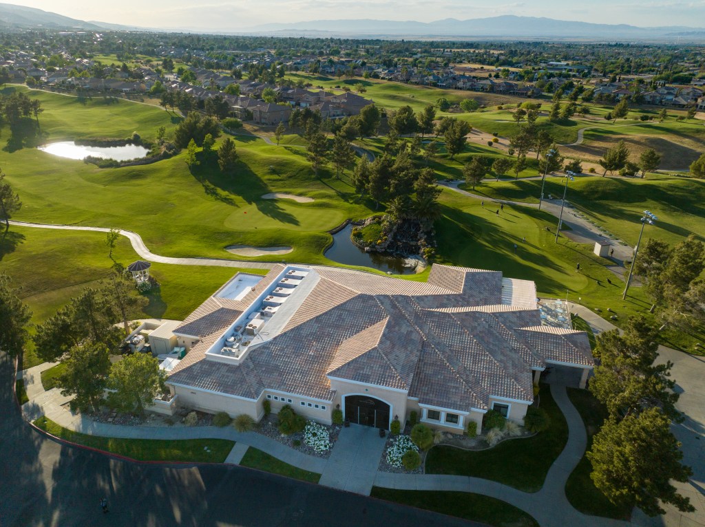 Bird's eye view of golf course clubhouse